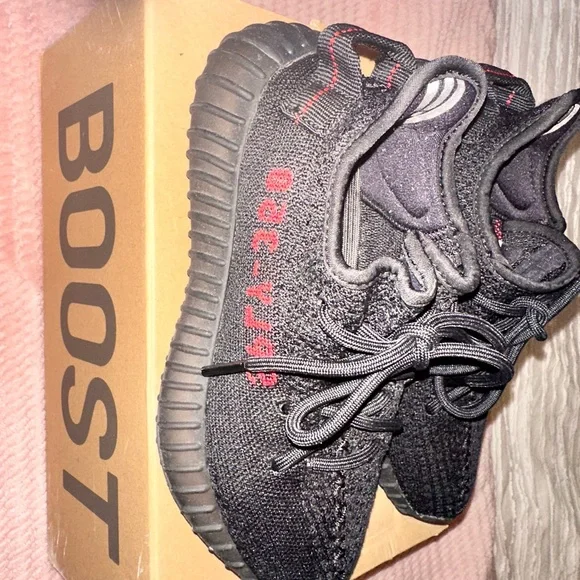 Yeezy 350 Boost v2 ‘Bred’ - Picture 5 of 5
